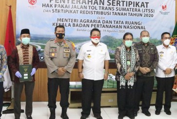 Menteri ATR Serahkan Sertipikat Hak Pakai dan Sertipikat Hasil Redistribusi Tanah di Lampung