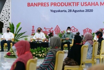 Di Istana Kepresidenan Yogyakarta Jokowi Serahkan Banpres Produktif Usaha Mikro untuk Para Pelaku UMK