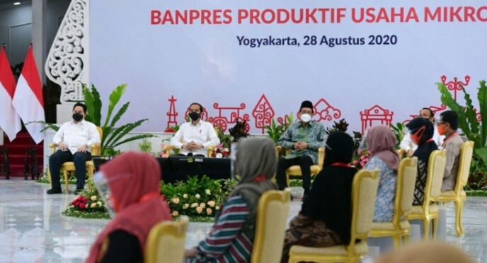 Di Istana Kepresidenan Yogyakarta Jokowi Serahkan Banpres Produktif Usaha Mikro untuk Para Pelaku UMK