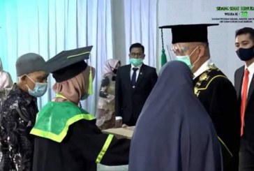 Hebat! Siti Rodiah, Mahasiswi Penjual Gorengan yang Lulus Ujian dengan Yudisium Pujian