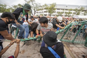 Bangkok Membara! Massa Demonstran Bobol Pagar Istana