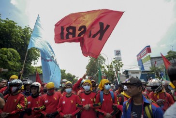 FOTO Ribuan Buruh Demonstrasi Tolak UU Omnibus Law Cipta Kerja