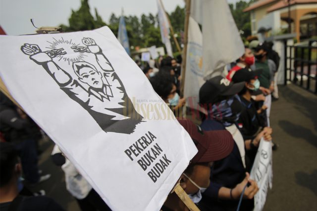 Sejumlah mahasiswa menggelar aksi unjuk rasa di Pusat Pemerintahan Kota Tangerang (Puspemkot), Banten, Senin (12/10/2020).