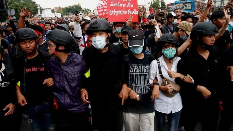 Mobil Raja Thailand Melewati Ribuan Massa Unjuk Rasa