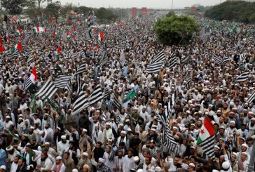 Puluhan Ribu Demonstran Tuntut PM Pakistan Mundur!
