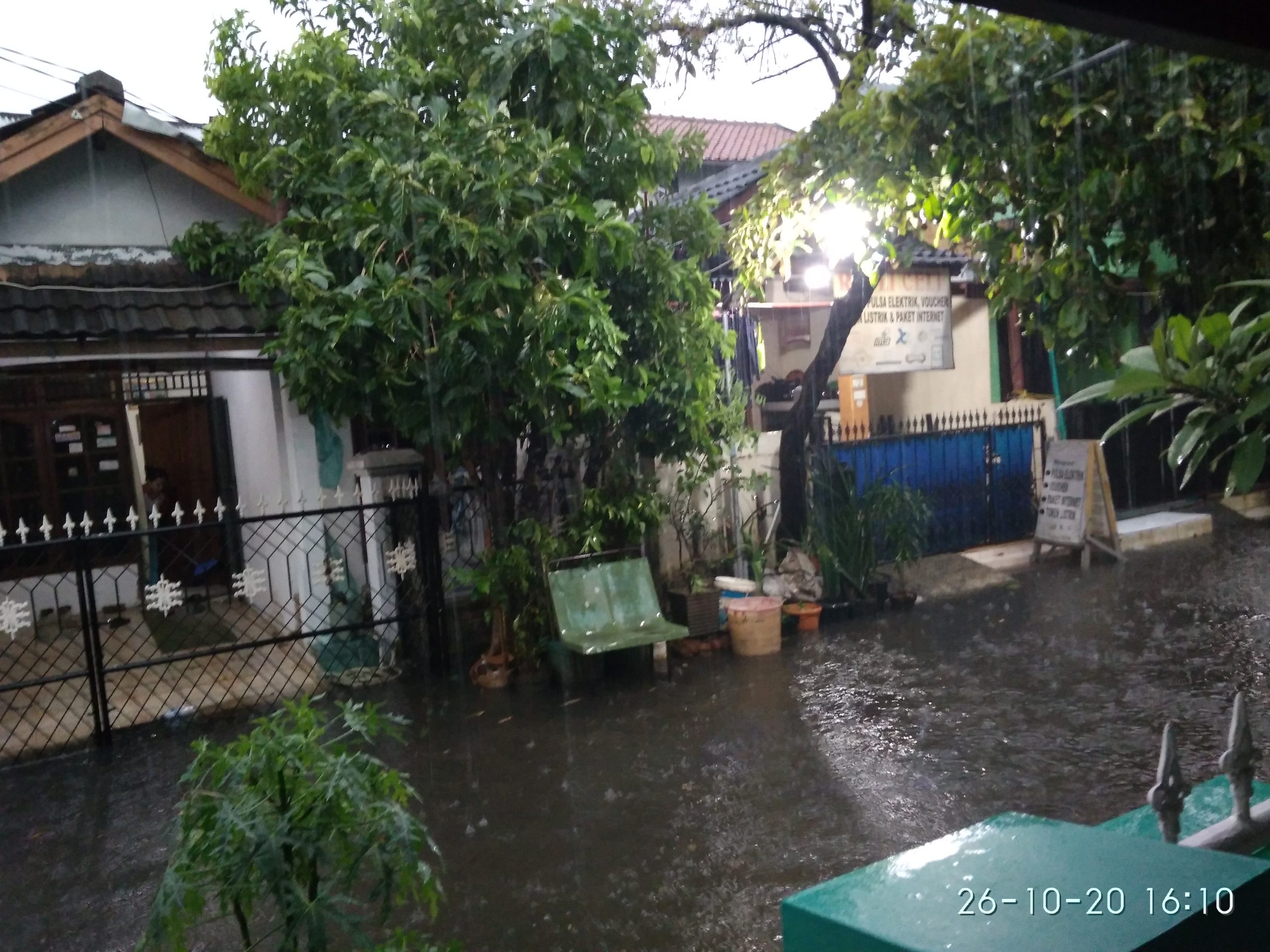 FOTO Hujan Deras Disertai Angin Kencang di BSP