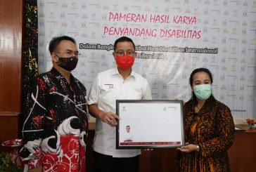 Mensos Borong Kain Batik Ciprat Buatan Penyandang Disabilitas Temanggung