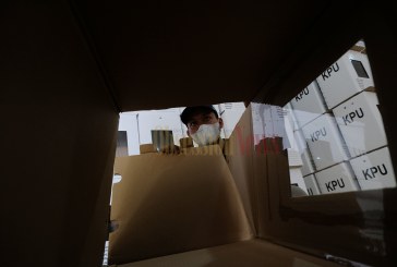 FOTO Pekerja Merakit Kotak Suara untuk Pilkada Tangsel