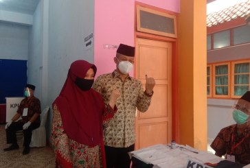 Mencoblos Didampingi Istrinya, Arif Sugiyanto Optimis Menang Lawan Koko