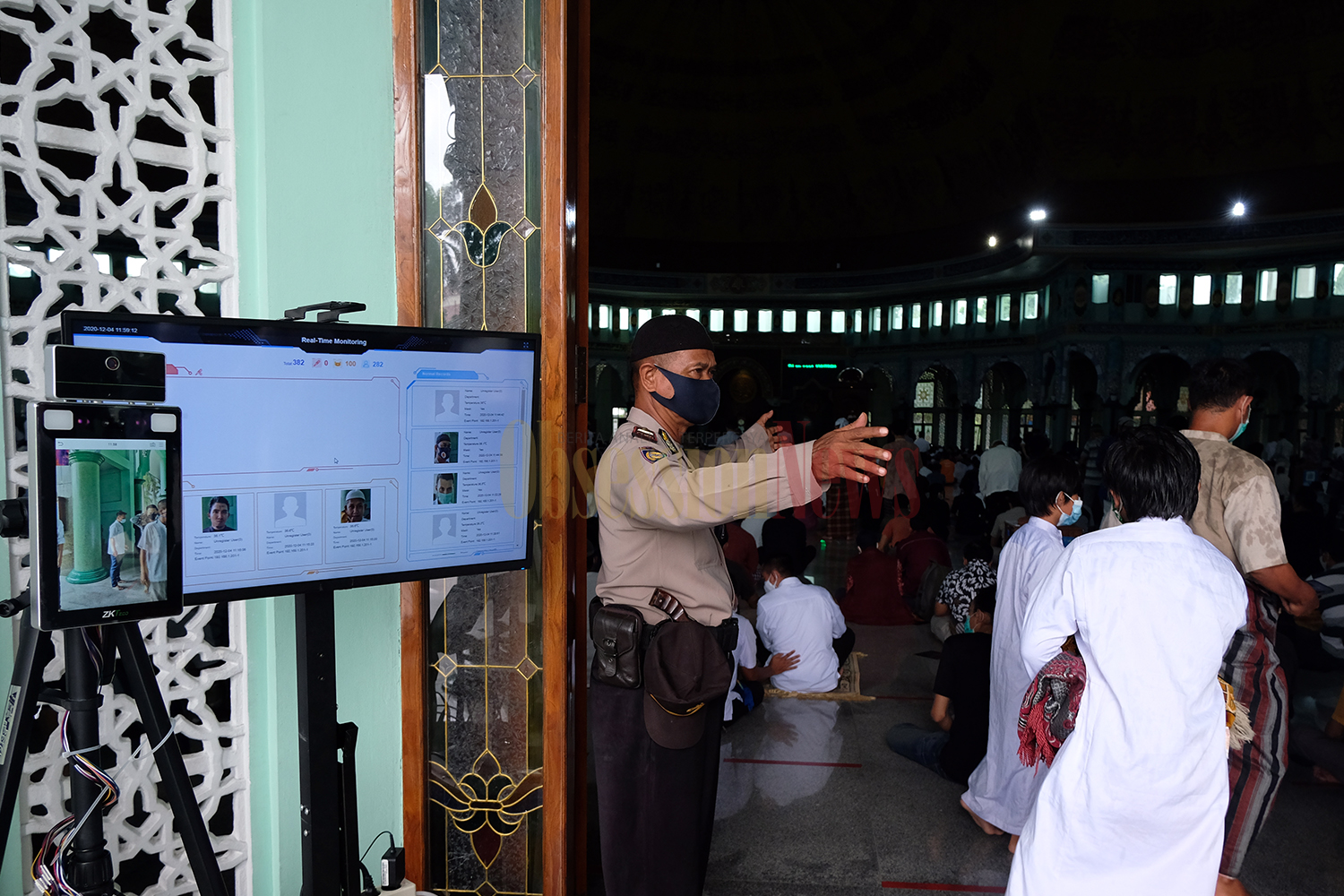 FOTO Masjid Al-Azhom di Kota Tangerang Dipasangi Thermal Scanner