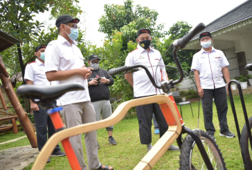 Menarik Nih! Pantau Pilkada Depok, Presiden PKS Gowes dengan Sepeda Kayu ke TPS