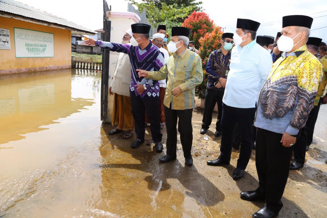 Sekjen Kemenag Serahkan Bantuan ASN untuk Masyarakat Terdampak Banjir Kalsel