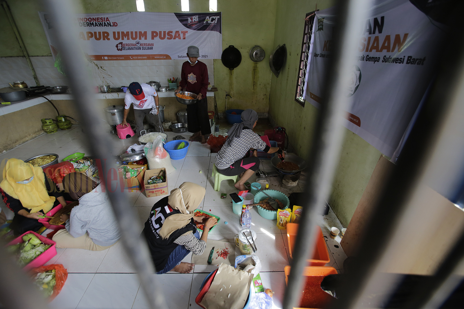 FOTO Relawan ACT Siapkan Makanan untuk Korban Bencana Mamuju