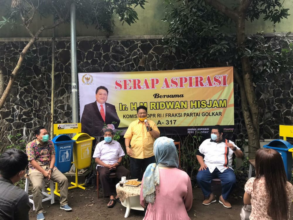 Ridwan Hisjam Beri Bantuan Tempat Sampah untuk Masyarakat Kota Malang