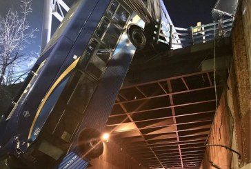 Bus Gandeng Jatuh 15 Meter, Menggelantung di Jembatan Layang
