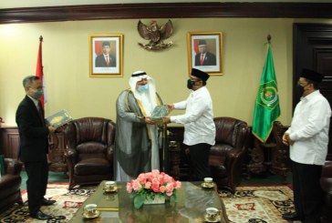 Dubes Arab Saudi Dapat Hadiah Kitab Al-Ibriz dari Menag