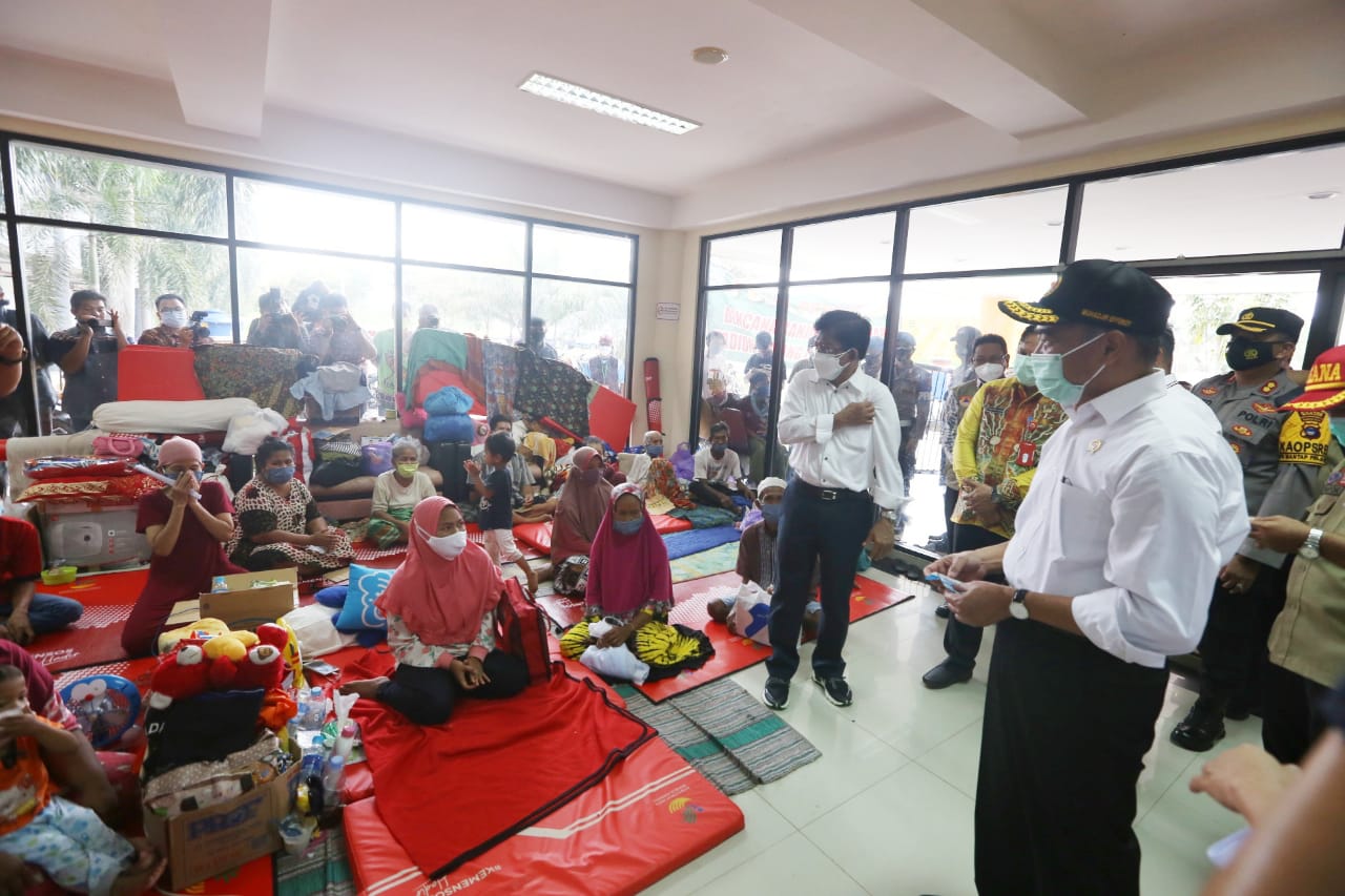 Kunjungi Pengungsi Banjir Kalsel, Menko PMK Janji Tambah Dapur Umum dan Kirim Alat Swab