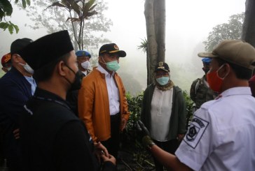 Kunjungi Pengungsi di Kabupaten Bogor, Menko PMK Pastikan Penanganan Banjir Bandang