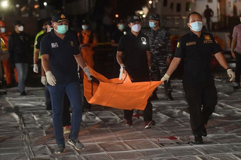 Tim SAR Kirimkan Dua Kantong Mayat Penumpang Sriwijaya Air ke RS Polri