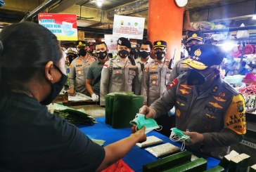 Kapolda Metro Bersama Pangdam Jaya Bagikan Masker Gratis di 2 Pasar Jakbar