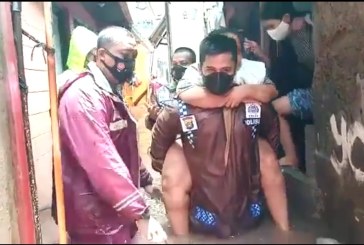 Evakuasi Korban Banjir, Kapolsek Gendong Warga Hingga Didorong Gerobak