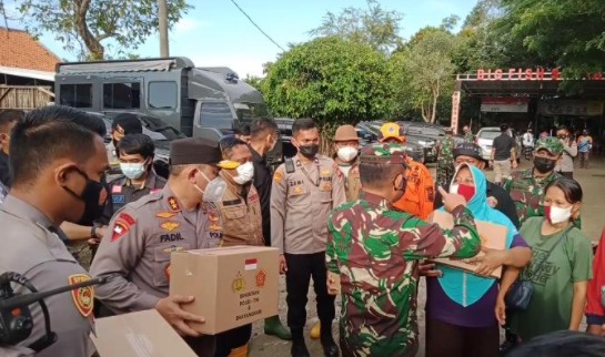 Kapolda Metro dan Pangdam Jaya Evakuasi Ribuan Warga Korban Tanggul Citarum