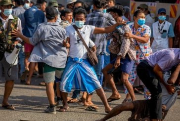 Saling Bentrok Kubu Pro dan Anti Kudeta di Myanmar