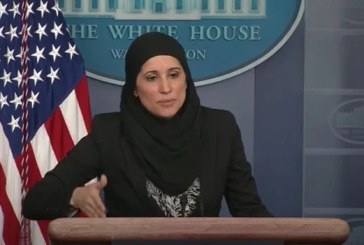 Heboh! Pejabat AS Pakai Jilbab Saat Konpers di Gedung Putih