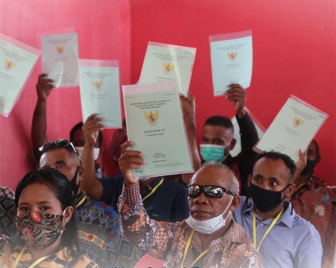 Pemerintah Serahkan 2.938 Sertifikat Tanah Hasil Redistribusi di Seram Bagian Barat