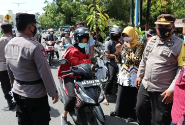 Operasi Yustisi, Polisi Bagi-bagi Bibit Buah untuk Warga yang Taat Prokes