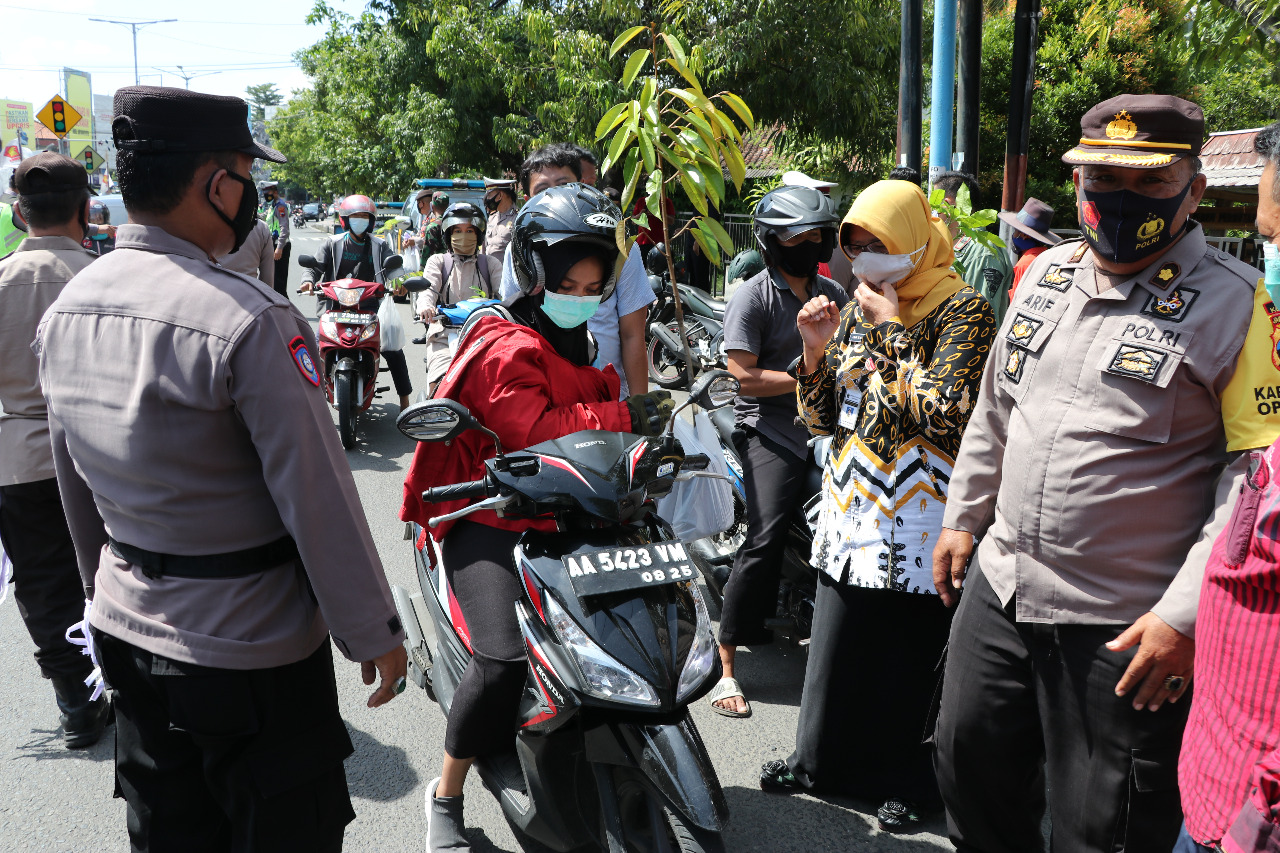 Operasi Yustisi, Polisi Bagi-bagi Bibit Buah untuk Warga yang Taat Prokes