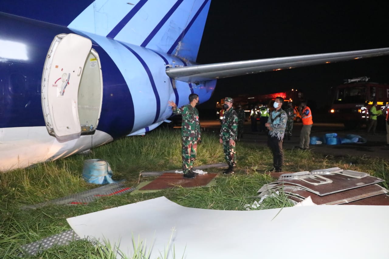 TNI AU Bantu Evakuasi Pesawat Trigana Air yang Tergelincir