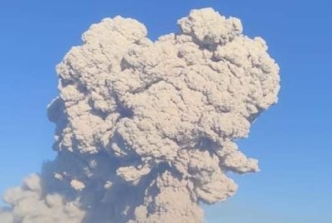 Gunung Sinabung Kembali Erupsi, Luncurkan Awan Panas Sejauh 4.500 Meter