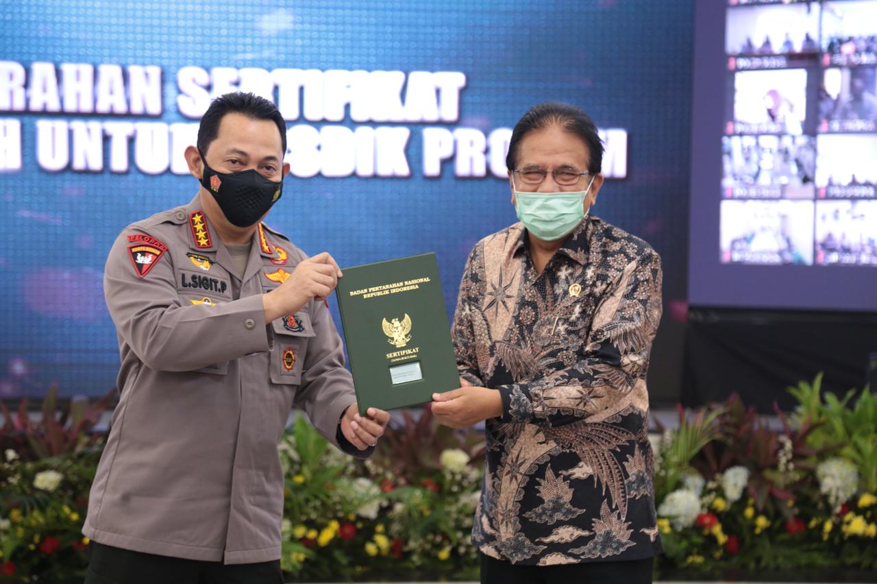 Serahkan Sertifikat Hak Pakai, Menteri ATR/BPN: Pentingnya Kerjasama Dengan Polri Dalam Menangani Mafia Tanah
