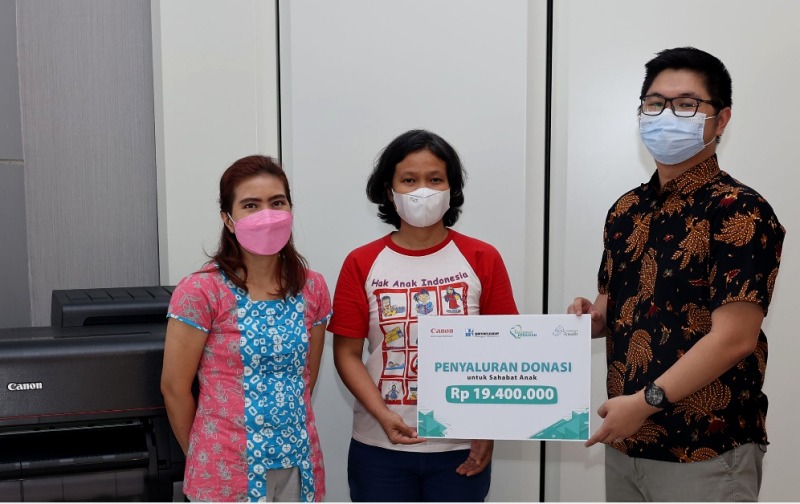 Canon Salurkan Dana dari Hasil Donasi Lelang Foto ke Yayasan Sahabat Anak