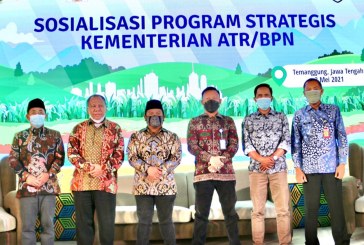 Serahkan Sertipikat Tanah, Wakil Ketua Komisi II DPR RI Ajak Masyarakat Manfaatkan Program PTSL