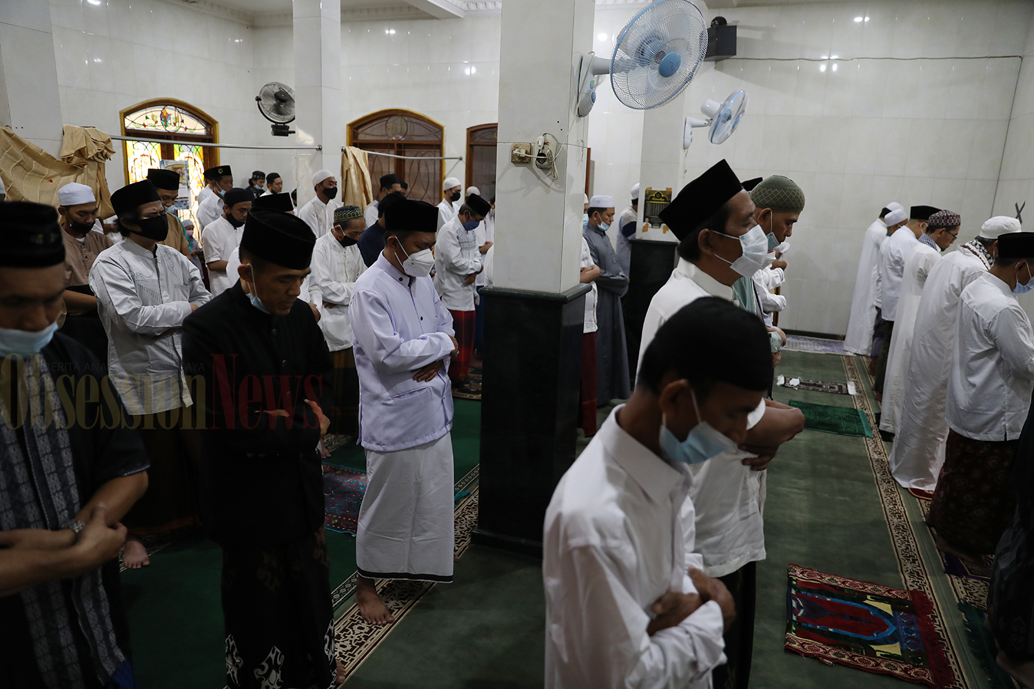 FOTO Umat Islam Laksanakan Salat Idulfitri 1442 H di Musholla Al-Anwar, Jakarta