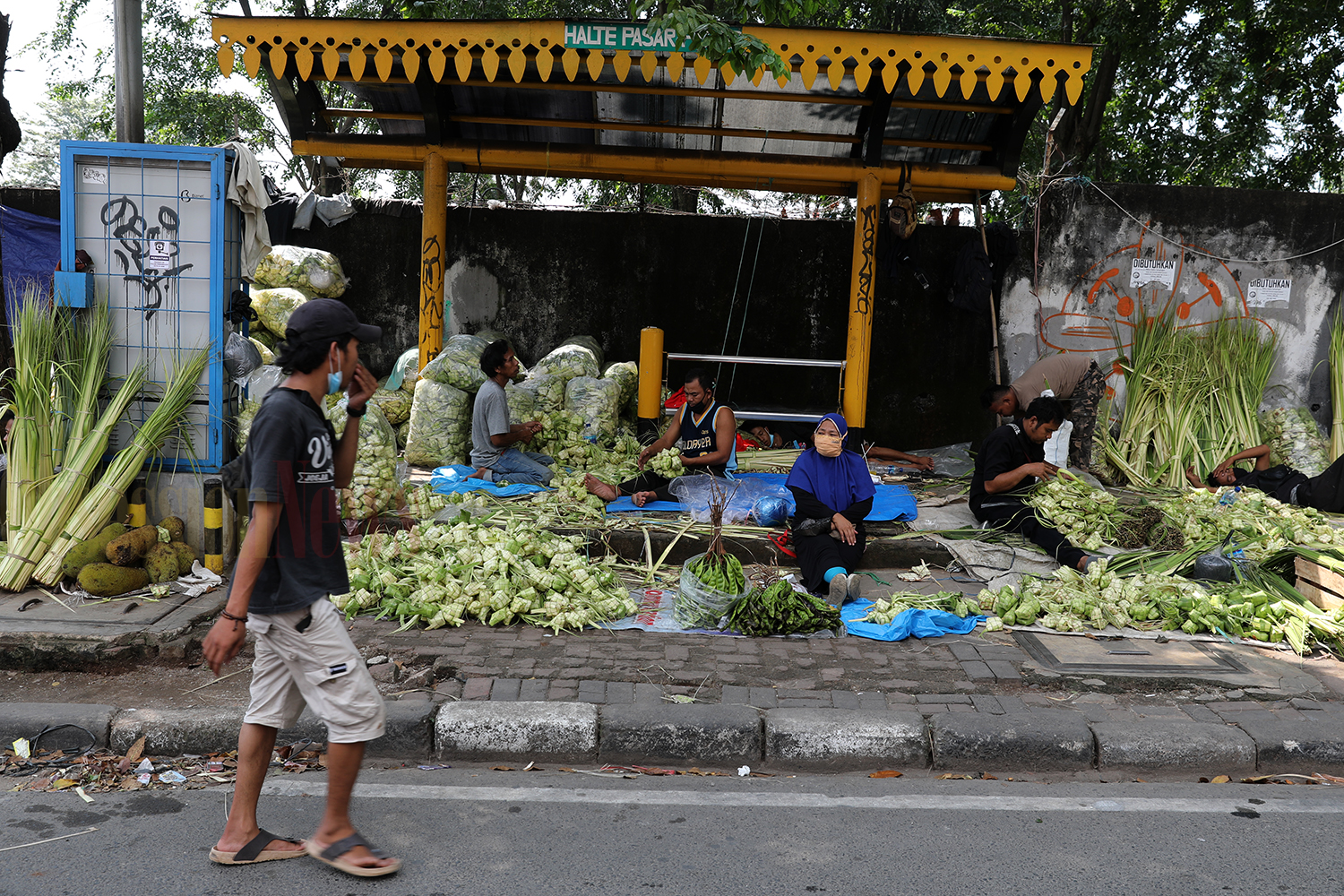 FOTO Pedagang Kulit Ketupat di Pasar Pisang