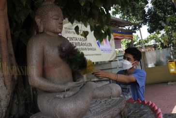 FOTO Membersihkan Patung Budha Jelang Hari Raya Tri Suci Waisak 2565 BE di Kota Tangerang