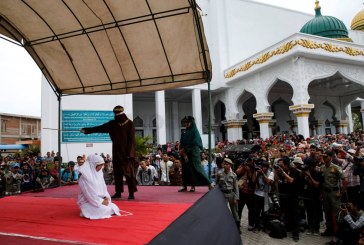 Dicambuk 100 Kali, Perempuan Pelaku Zina di Aceh Pingsan