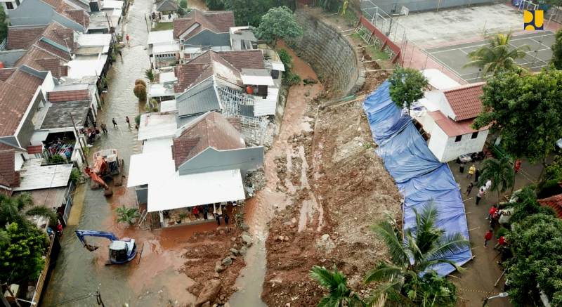 Kementerian PUPR Gerak Cepat Tangani Banjir dan Longsor di Kali Ciputat