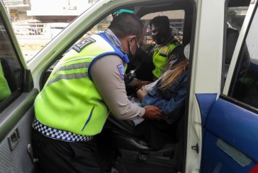 Polisi Bantu Pengendara Motor yang Pingsan di Jalan Saat akan Melahirkan