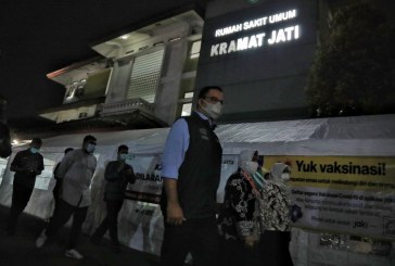 Anies Lakukan Inspeksi Tenda Darurat di Halaman RSUD Kramat Jati