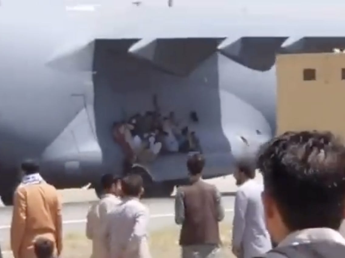 Ngeri, Mayat Warga Afghanistan Terjepit Roda Pesawat 