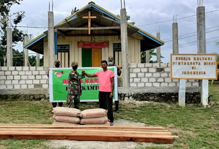 Satgas Yonif 131/Brs Bersama Masyarakat Bangun Gereja di Perbatasan RI-PNG