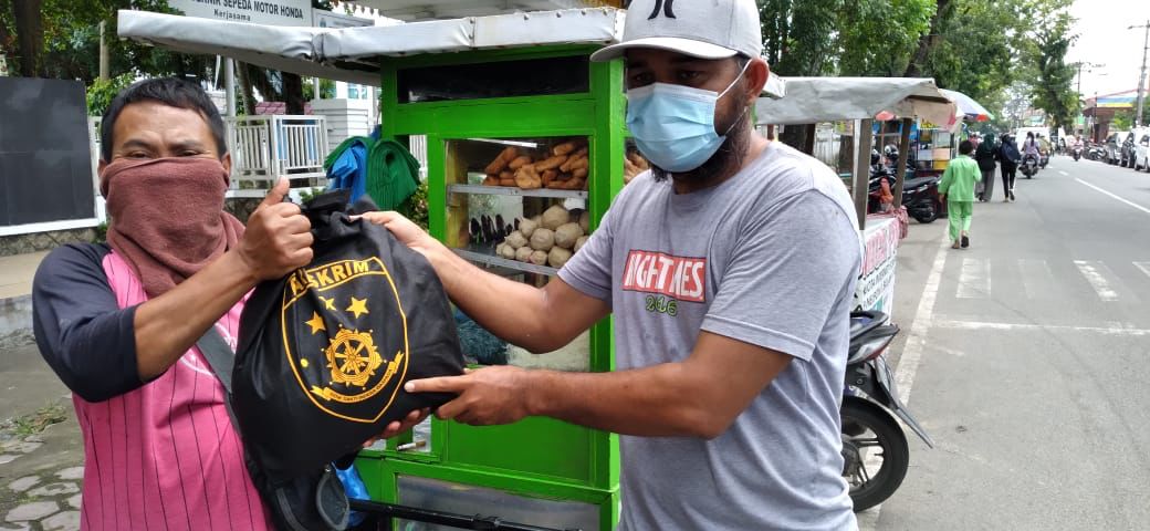 Jumat Berkah, Ratusan PKL Medan Dapat Bantuan Sembako dari Kabareskrim Polri