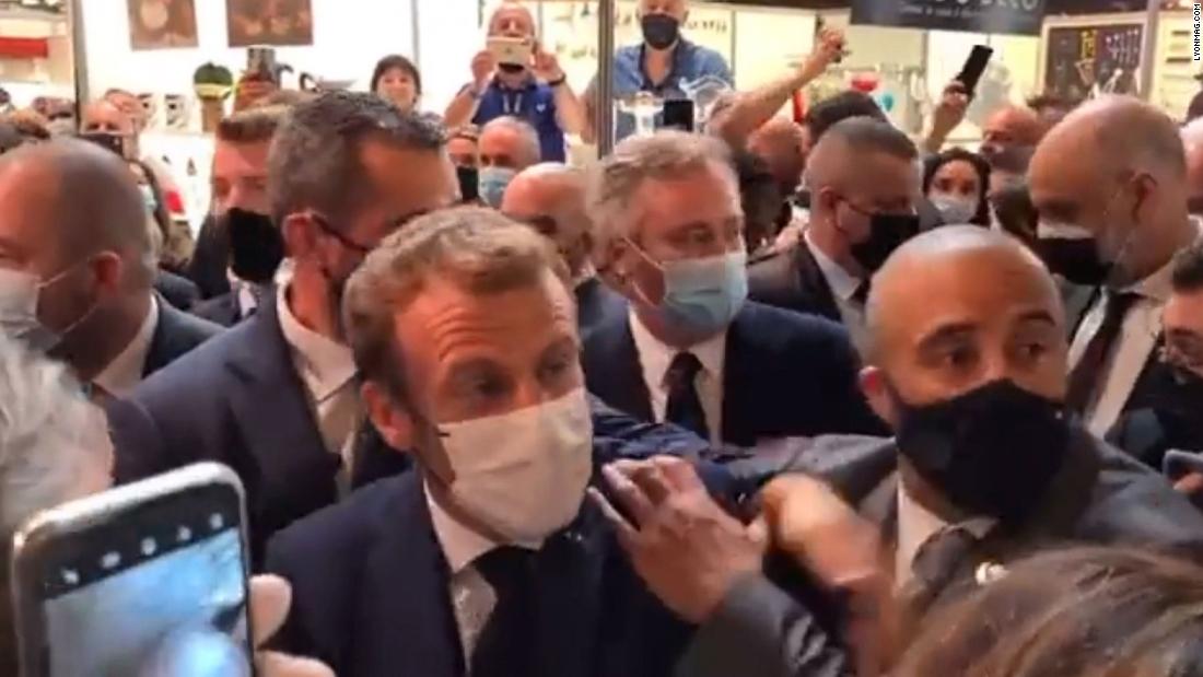 Dulu Ditampar, Kini Presiden Perancis Dilempari Telur Saat Kunjungan