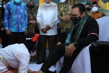 Menteri Yaqut Disambut Tradisi Injak Tanah di Ternate