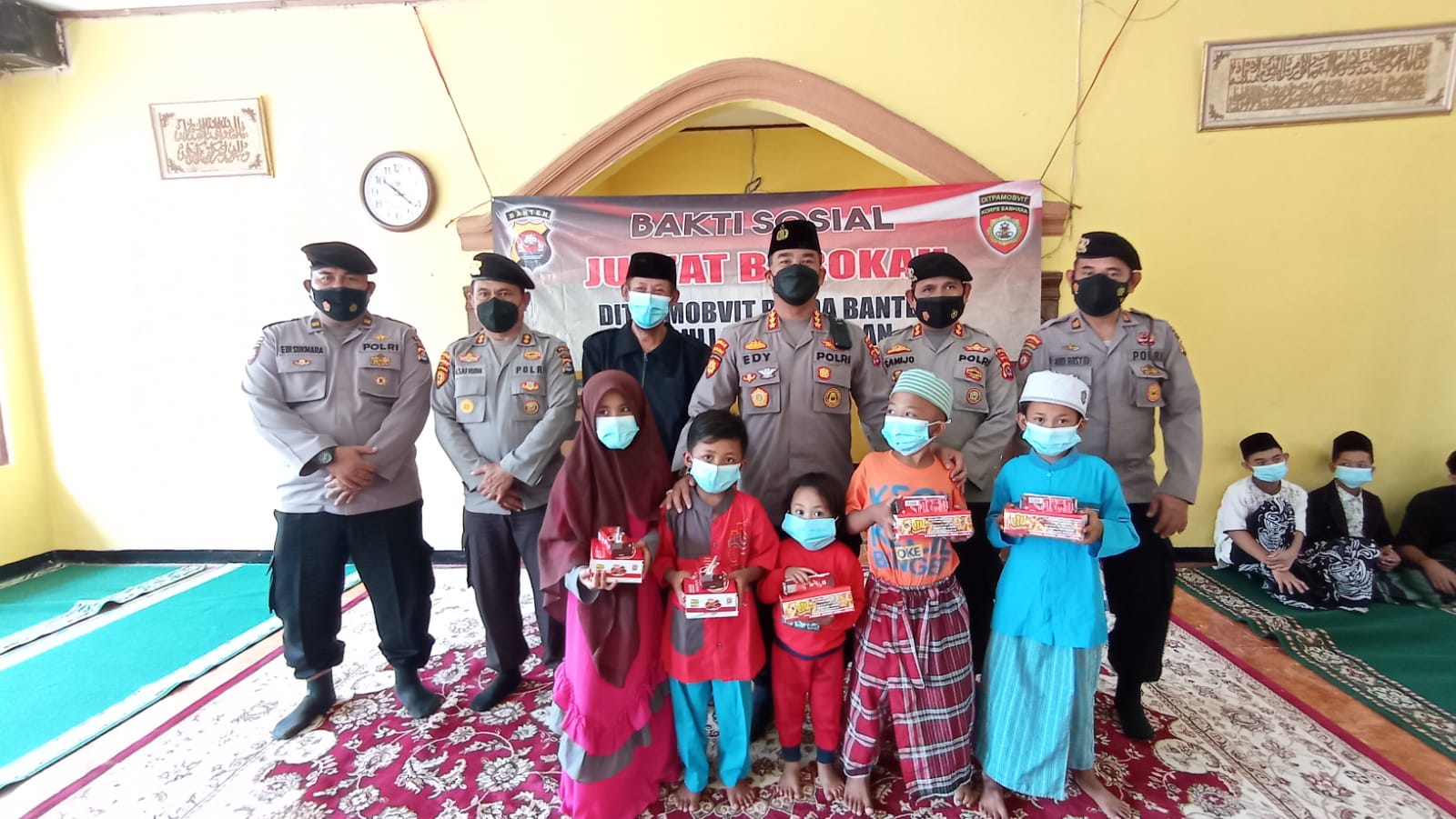 Polisi Sayang Anak Yatim, Ditpamobvit Polda Banten Berbagi Kebahagiaan di Panti Asuhan