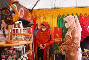 Ketua Umum Dekranas Tinjau Pameran UMKM Dekranasda Provinsi Aceh